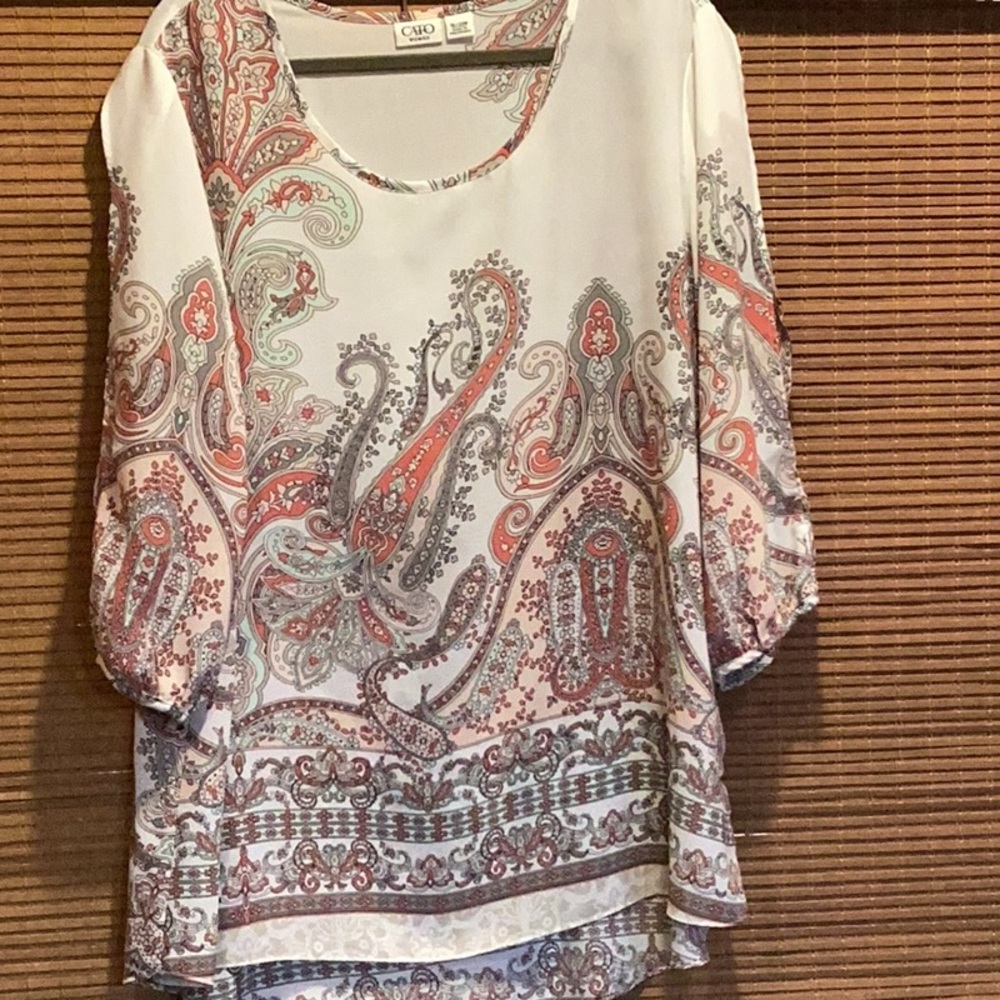 Like new.  25” pit to pit, front 25”, back 32”.  Open slit in sleeves.